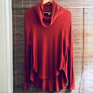 FREE PEOPLE Slouchy turtleneck in red-orange